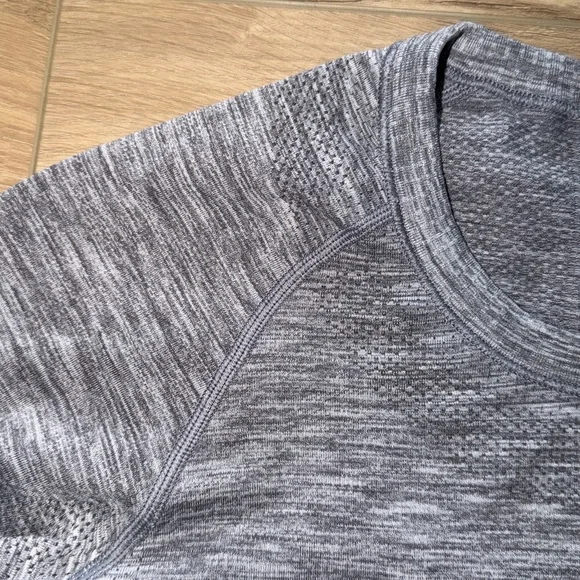 lululemon Swiftly Tech Long Sleeve Crew designed for running and training size 4 - Picture 6 of 6